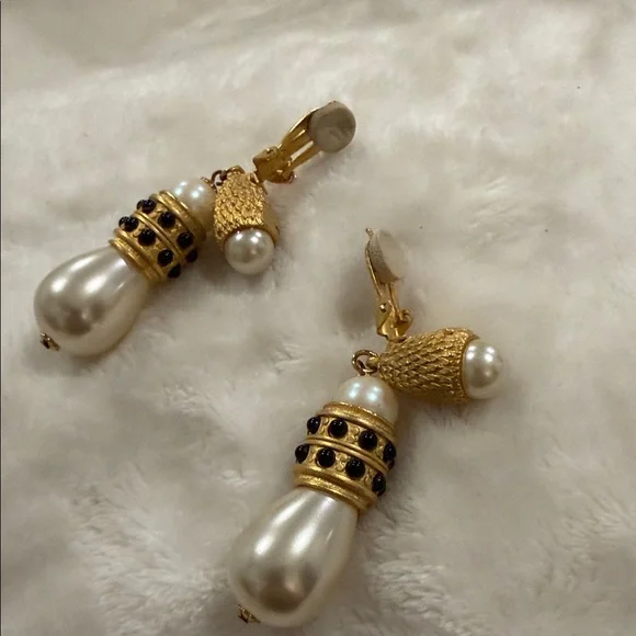 Vintage- Gold Tone Large Clip On Pearl Drop Earrings with Black Accents - Picture 5 of 9